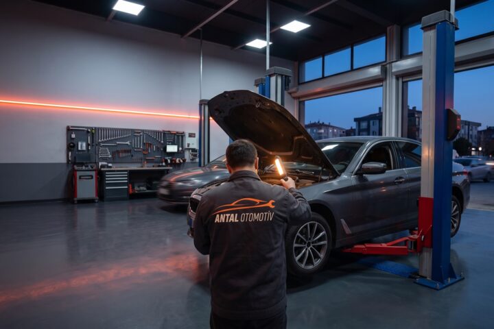 Antal Otomotiv Pendik oto servis atölyesinde lifte kaldırılmış araç ve usta