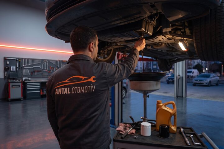 Antal Otomotiv periyodik bakımda motor yağı değişimi